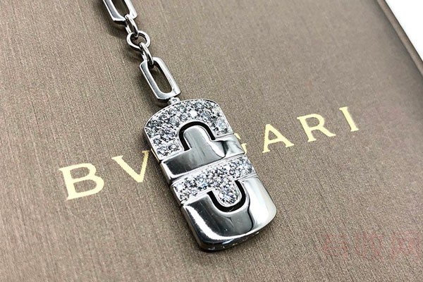 上图为Bvlgari Parentesi系列 18K白金镶钻长方项链