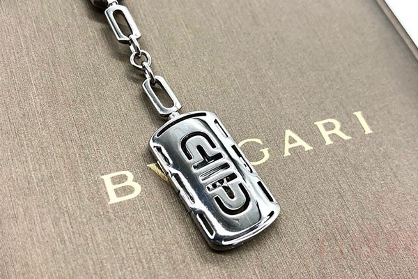 上图为Bvlgari Parentesi系列 18K白金镶钻长方项链